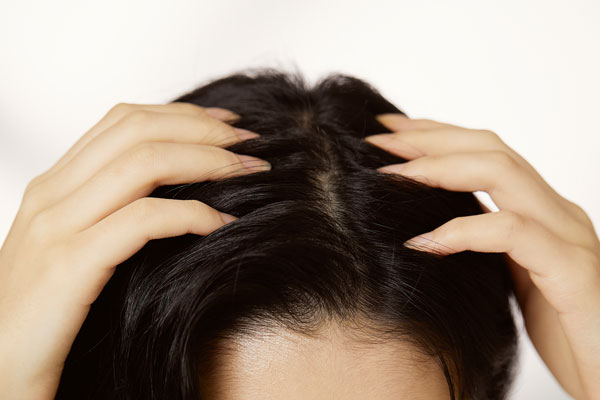 머리카락이 과도하게 기름지다면 두피 미생물 군이 건강하지 않다는 신호다./사진=클립아트코리아