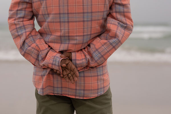 평소 뒷짐을 지거나 허리를 굽힌 채 걷는 습관이 있다면, 허리 근력이 약해졌다는 신호일 수 있다./사진=클립아트코리아