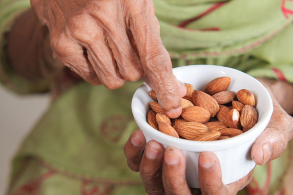 견과류는 몸에 좋은 식품이지만, 섭취 방법에 따라 효과가 달라질 수 있다./사진=게티이미지뱅크