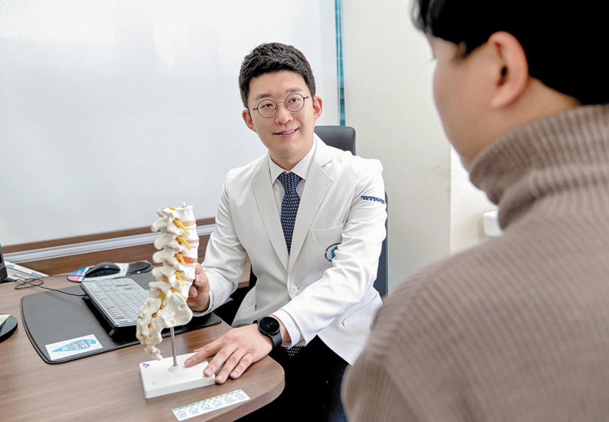 제일정형외과병원 척추센터 강태욱 원장이 척추모형으로 척추관협착증의 발병 원인에 대해 설명하고 있다. /제일정형외과병원 제공