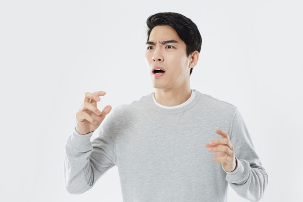 우리의 일상 대화 속 미세한 언어 습관이 뇌 건강 상태를 보여주는 신호가 될 수 있다는 연구 결과가 나왔다/사진=클립아트코리아