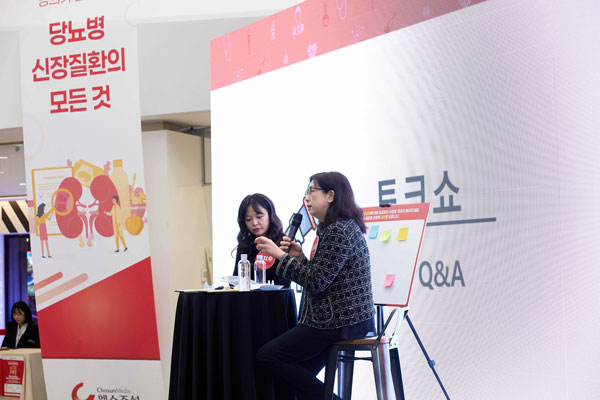 최성희 교수와 헬스조선 최지우 기자가 토크쇼에서 청중들의 질문에 답하고 있다./사진=신지호 기자