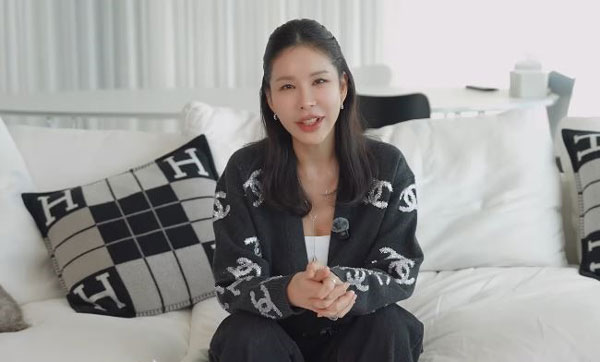 배우 출신 사업가 김준희(50)가 평소 즐겨 먹는 음식으로 블루베리를 꼽았다./사진=김준희 유튜브 채널 캡처 