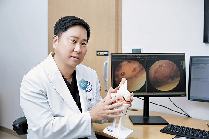 강북연세병원 최유왕 병원장이 무릎 퇴행성 관절염 줄기세포 치료에 대해 설명하고 있다./신지호 헬스조선 기자
