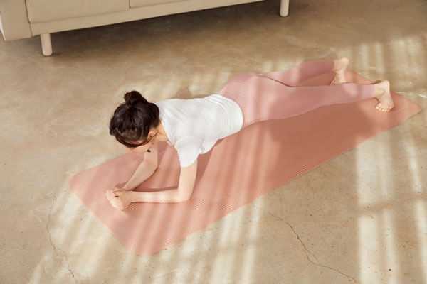 자신의 코어근육 상태를 간단히 확인하는 방법으로는 플랭크 동작이 있다./사진=클립아트코리아