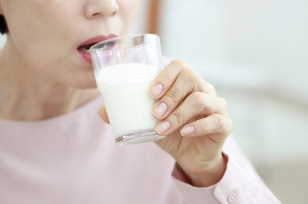 우유에 들깨와 꿀 등을 넣어 먹는 들깨 우유가 건강식으로 주목받고 있다./사진=클립아트코리아