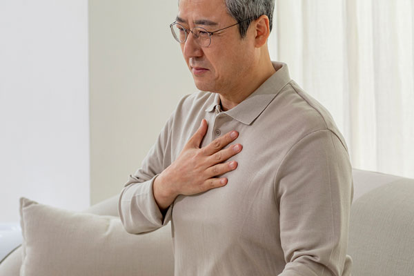 대부분의 사람에게 속 쓰림은 잠깐 불편한 증상으로 끝나지만,이런 증상이 자주 반복된다면 단순한 위장 문제로 넘겨서는 안 된다는 전문가의 경고가 나왔다./사진=클립아트코리아