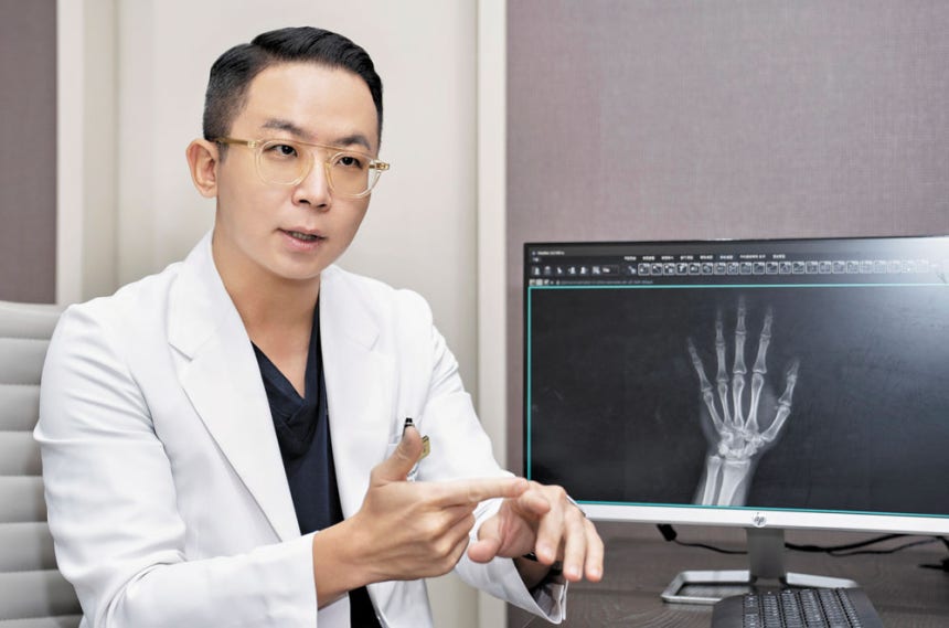  장기준 원장이 일상에서 실천하기 쉬운 손가락 관리법을 설명하고 있다./김지아 헬스조선 객원기자