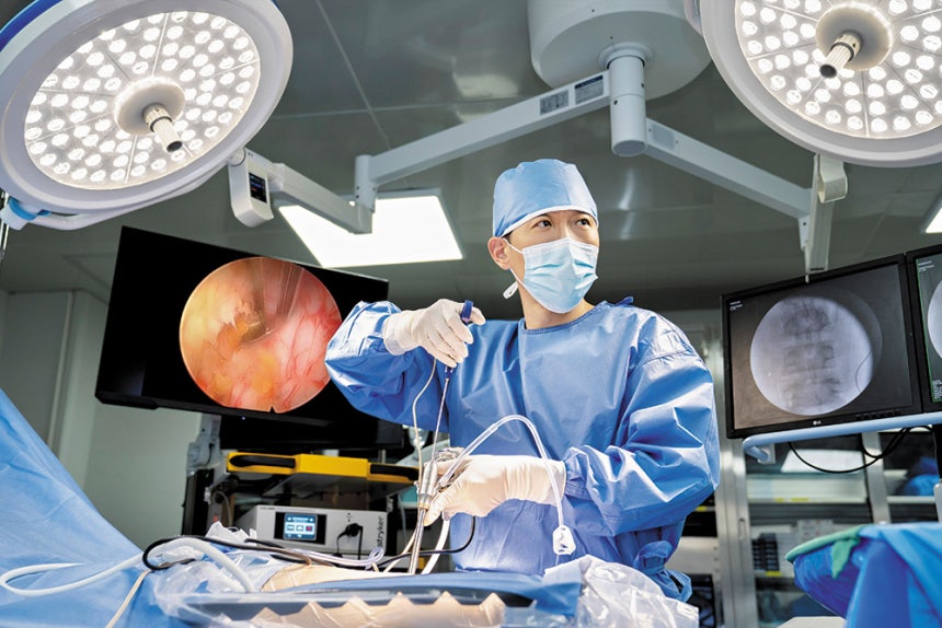 이철우 대표원장이 단일공 내시경 수술을 집도하고 있다.이 원장은 "척추 수술은 주변 조직을 얼마나 지키면서 병변을 해결했느냐가 삶의 질을 가른다"며 "난도가 높더라도 환자에게 이득이 크다고 판단되면 단일공 방식을 