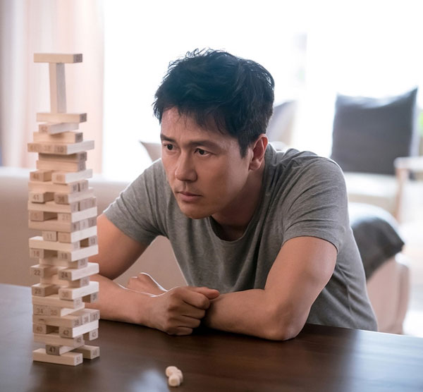 JTBC 드라마 '바람이 분다'에서 초로기 치매에 걸린 권도훈 역(배우 감우성)의 모습./사진=JTBC 캡처