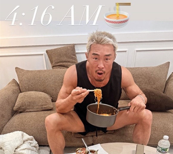 전 이종격투기 선수 추성훈이 새벽에 라면에 삶은 계란을 추가해 먹는 사진을 공개했다/사진=추성훈 인스타그램 캡쳐