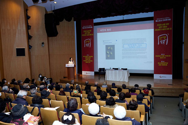 에이치플러스 양지병원 비만대사외과 정윤아 교수가 비만의 원인에 대해 설명하고 있다./사진=신지호 기자