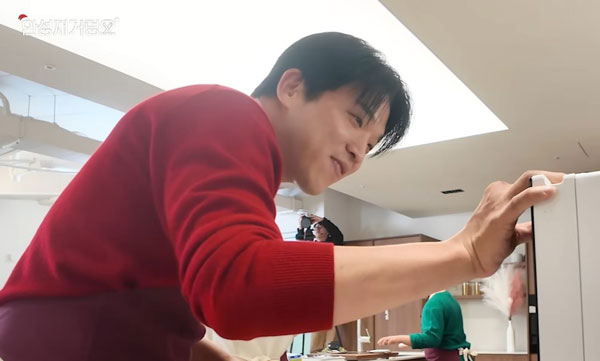 레스토랑‘모수’의 오너셰프 안성재(43)가 두 자녀와 함께 최근 유행하는‘두바이 쫀득 쿠키’를 만들었다./사진=유튜브 채널‘셰프 안성재’