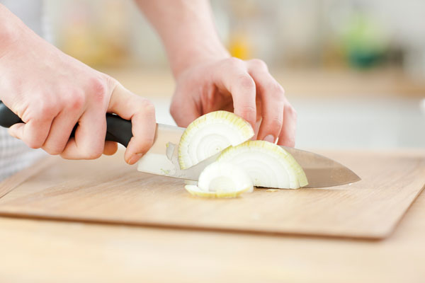 양파를 손질하기 전에 15분 동안 냉동실에 넣어두면 눈물을 유발하는 물질의 휘발성이 감소한다./ 사진=클립아트코리아