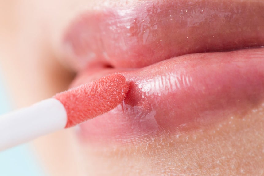 화장품 가게에 진열된 화장품 샘플을 피부에 직접 바르면 '헤르페스 바이러스 1형'에 감염될 수 있다./사진=게티이미지뱅크 