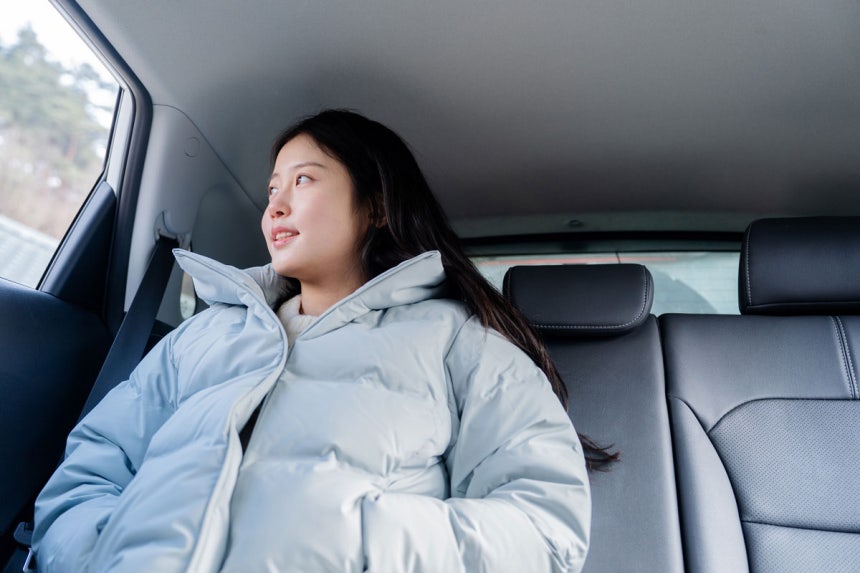 외투를 입은 채로 안전벨트를 하면 사고 시 부상 및 사망 위험이 커진다./사진=게티이미지뱅크