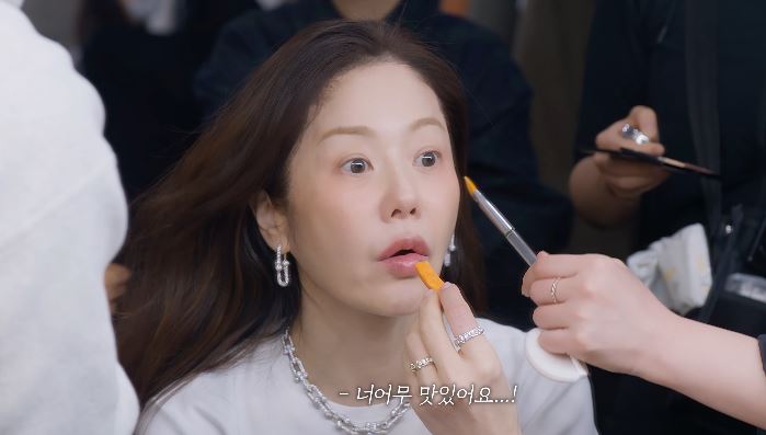 배우 고현정(54)이 간식으로 당근을 먹는 중인 모습을 공개했다./사진=고현정 유튜브 채널 캡처