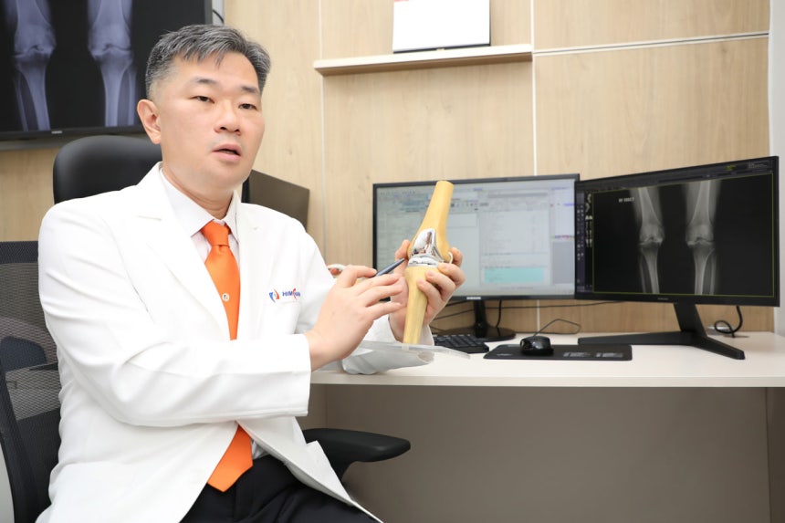 남창현 힘찬병원장은 “인공관절 수술은 기술만큼 환자의 체질과 회복 과정도 중요하다”며 “경험이 많은 의료진일수록 기다리면 좋아질 상황과 그렇지 않은 상황을 구분할 수 있다”고 말했다./사진=힘찬병원 제공