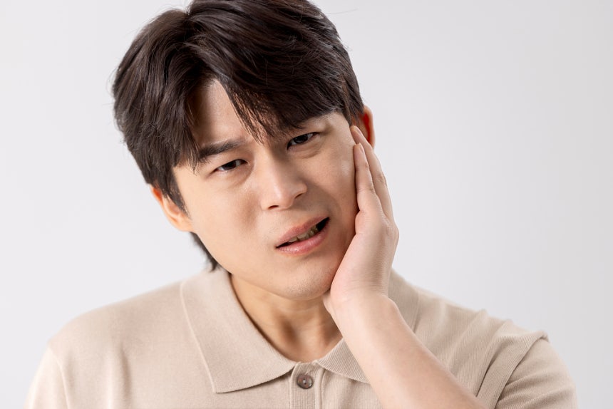 마그네슘은 근육을 이완시키는 역할을 하는데,부족하면 근육이 긴장하고 뻣뻣해지면서 통증이 나타날 수 있다./사진=클립아트코리아