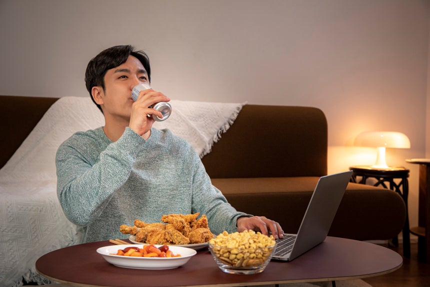 호주 시드니대 찰스 퍼킨스 센터 연구진에 따르면,알코올이 식욕 조절과 관련된 호르몬에 영향을 미쳐 단백질이 풍부한 음식 대신 짠맛과 감칠맛이 강한 초가공식품을 찾게 만들 수 있는 것으로 나타났다./사진=클립아트코리