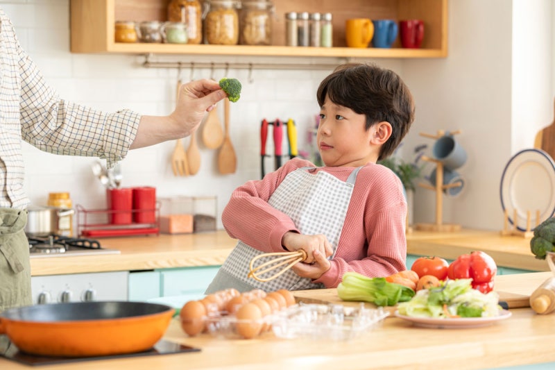 “채소 안 먹을래요” 편식 심한 아이, 치료 필요할까?