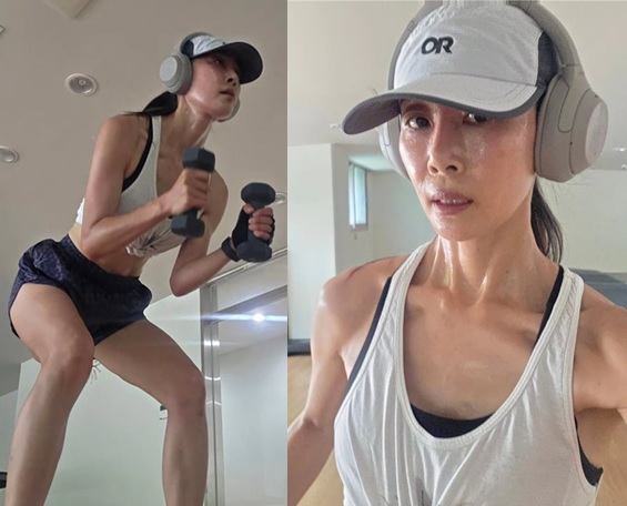 배우 문정희(50)가 실내에서 덤벨을 들고 스쿼트 운동을 하는 모습을 공개했다./사진=문정희 인스타그램 캡처