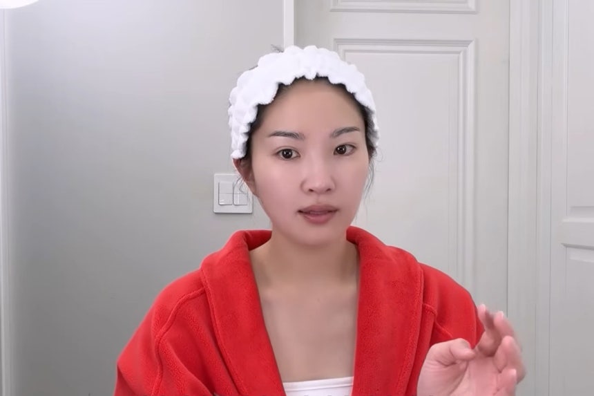 최근 그룹 신화 전진의 아내 류이서(42)가 자신의 유튜브 채널을 통해 세안 후 일반 수건 대신 일회용 페이스타월을 사용하는 피부 관리루틴을 공개했다./사진=유튜브 채널‘내사랑 류이서’캡처 