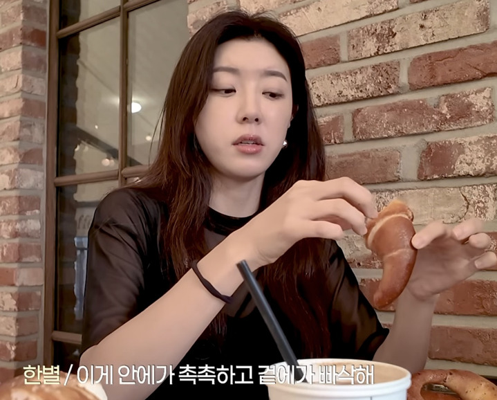 배우 박한별(41)이 여러 종류의 소금빵을 맛보는 모습을 공개했다.소금빵은 나트륨과 포화지방 함량이 높을 수 있어 과다 섭취에 주의해야 한다./사진 = 유튜브 채널‘박한별하나’캡처