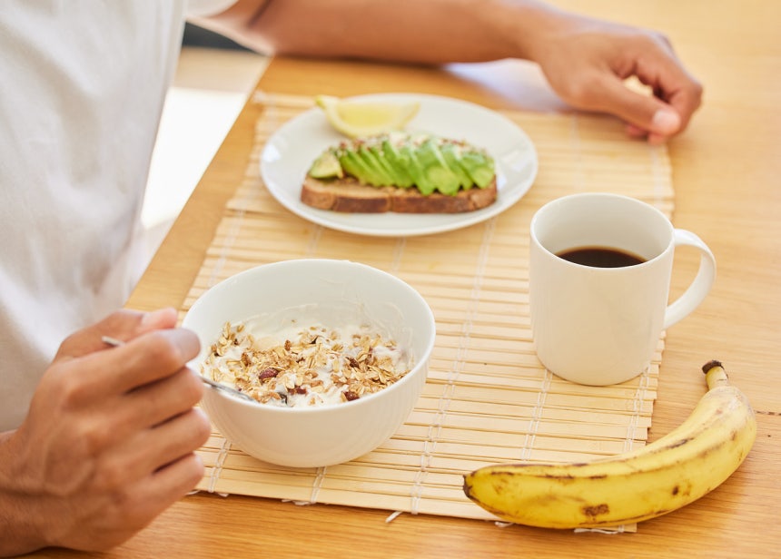 아침에는 오트밀에 베리류와 견과류를 곁들이거나,달걀과 채소,아보카도 토스트,플레인 요거트처럼 단백질과 식이섬유가 함께 들어간 음식이 권장된다./사진=클립아트코리아