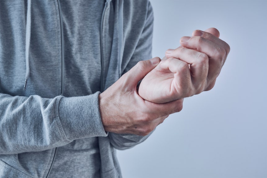 한쪽 팔다리에 마비가 오거나​ 물건을 잡으려다 헛손질하​는 행동, 어지럼증, 복시는 대표적인 뇌졸중 신호다.​ /사진=클립아트코리아 