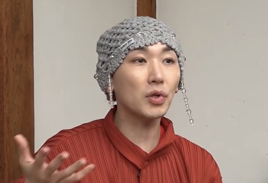 뮤지컬 배우 김호영(43)이 혈당 관리에 도움이 된다며 바나바잎이 들어간 물을 소개했다. /사진 = 유튜브 채널 ‘투머치 김호영’ 캡처