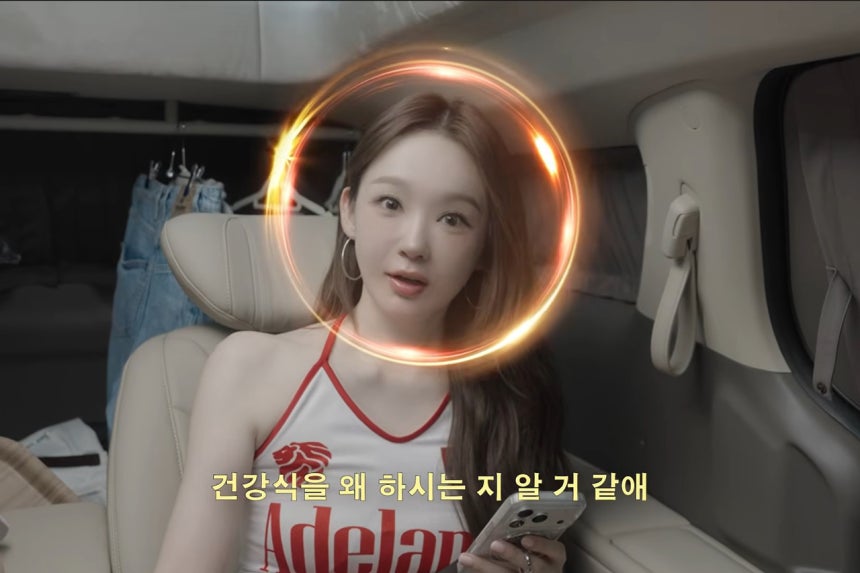 가수 강민경(36)은 최근 자신의 유튜브 채널에서 “한 달 전에 일주일 동안 떡볶이 세 번을 먹었다”며 “그 부기 빼는 데 3주 걸렸다”고 말했다./사진=강민경 유튜브 채널 캡처 