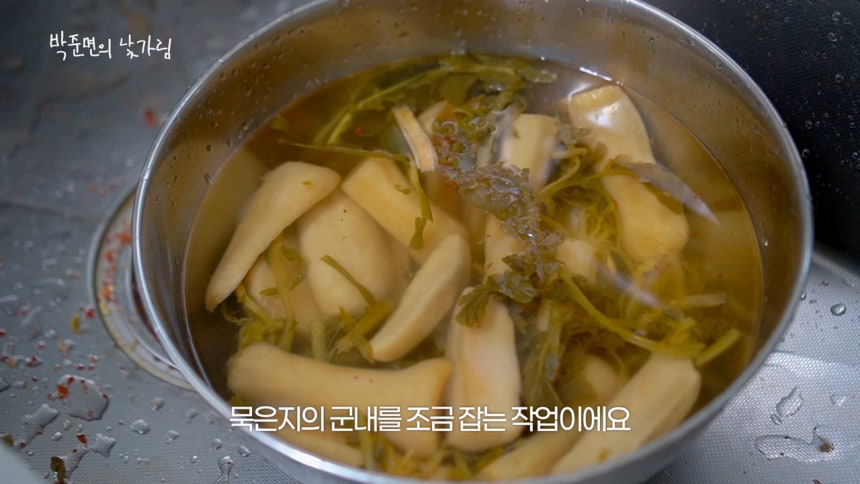 배우 박준면(50)이 약 10개월 된 총각김치를 활용해 요리를 선보였다.오래된 김치는 냄새,색,<a href=