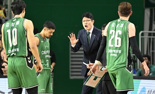 [경기 후] 이규섭 <b>DB</b> 감독, “팬 분들과 선수들에게 감사하다” … 손창...