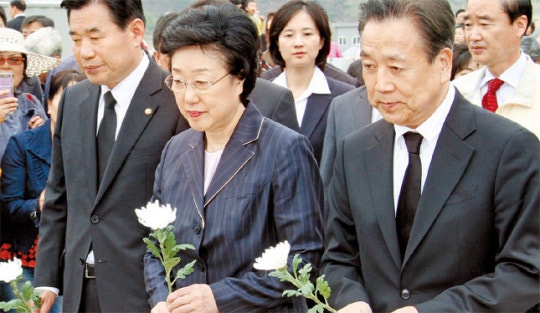 <b>봉하마을</b> 묘역서 “노무현 전 대통령이 저를 지켜주신 것”