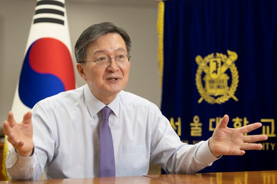 학생들이 힘을 합쳐 축제 준비를 하고 있던 지난 11일, 유홍림 서울대 총장은 "협업과 소통·공감이 필요한 시대"라고 말했다. 김상선 기자