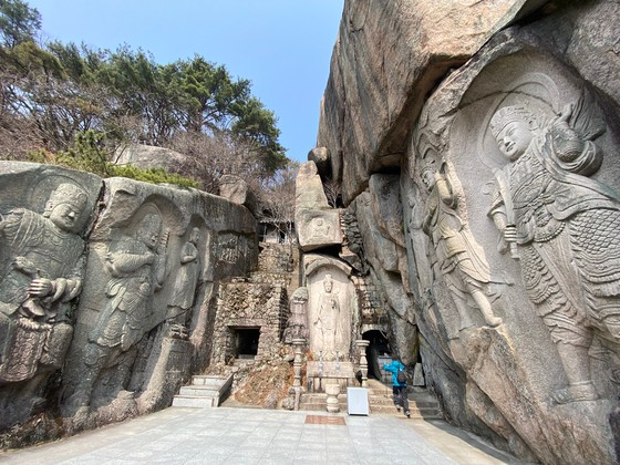 절 이름대로 석불이 많은 부산 금정산 석불사.김홍준 기자