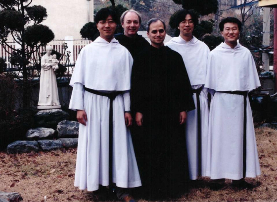 지난 2002년 한국을 방문한 레오 14세(가운데)가 인천 전동수도원에서 수도자들과 함께 포즈를 취하고 있다.그는 당시 성 아우구스티노 수도회 총장 신분으로 한국을 찾았다.[연합뉴스]
