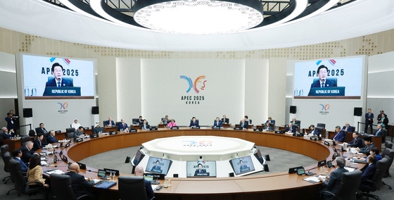 이재명 대통령이 31일 경주에서 열린 '2025 아시아·태평양경제협력체(APEC) 정상회의' 제1세션에서 발언을 하고 있다. [사진 APEC 2025 KOREA]