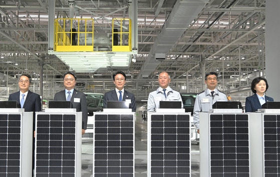 14일 기아 화성 EVO 플랜트 준공·기공식에서 김민석 총리(왼쪽 세번째)와 정의선 회장(네번째) 등이 기념촬영을 하고 있다. [뉴스1]