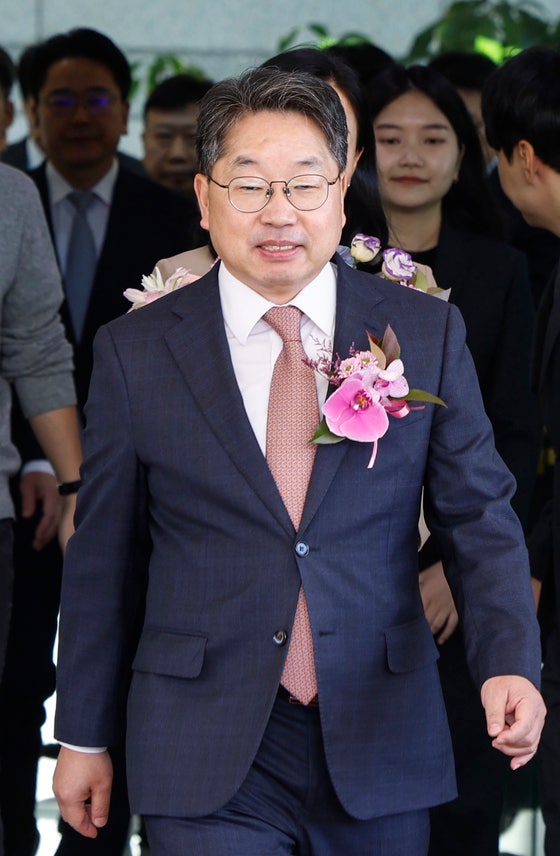 퇴임식을 마친 노만석 검찰총장 권한대행이 14일 대검찰청을 나서고 있다. 김정훈 기자