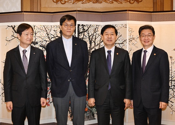 구윤철 부총리 겸 기획재정부 장관은 14일 서울 종로구 정부서울청사에서 시장상황점검회의를 주재하고 "외환수급 불균형이 지속될 경우 가용 수단을 적극 활용해 대처해 나가겠다"고 밝혔