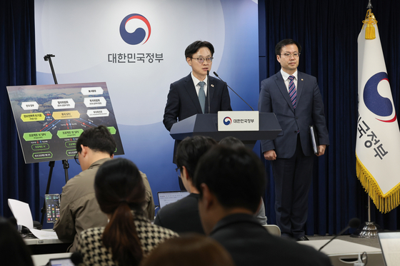 김정관 산업통상부 장관이 14일 정부서울청사에서 한·미 팩트시트 관련 브리핑을 하고 있다. 오른쪽은 여한구 통상교섭본부장. [연합뉴스]