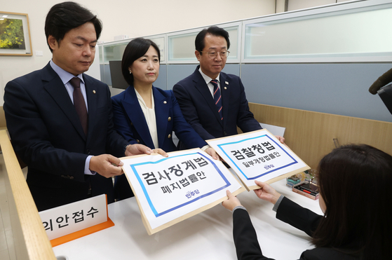 더불어민주당 김현정·백승아·문금주 의원(왼쪽부터)이 14일 국회 의안과에 검찰청법·검사징계법 개정안을 제출하고 있다. 임현동 기자