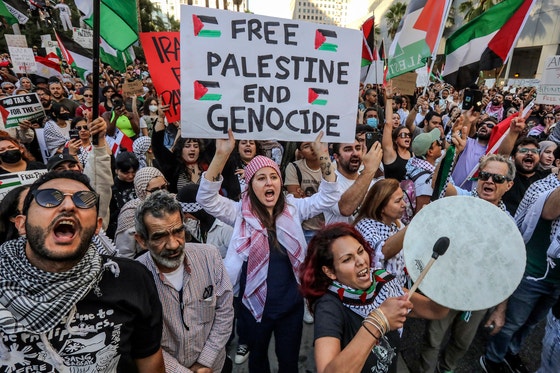 2023년 미국 LA에서 친팔레스타인 시위대가 이스라엘을 규탄하고 있다.이들은 이스라엘인을 살해한 하마스에 대해선 침묵했다.김상진 기자