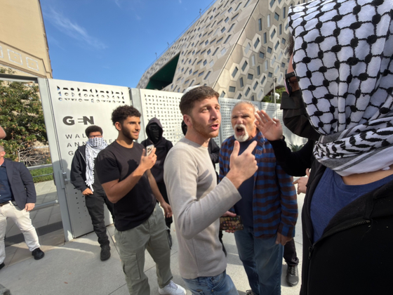 지난 3일 친팔레스타인 시위대가 LA이스라엘 총영사관 주최 세미나장에 난입하려 하자 유대 청년들이 막아서고 있다.김상진 기자