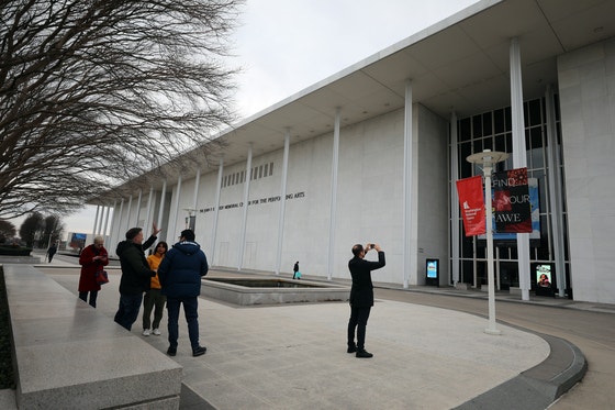 18일(현지시간) 워싱턴에 있는 케네디센터 앞에서 시민들이 사진을 찍고 있다.[AP=연합뉴스]