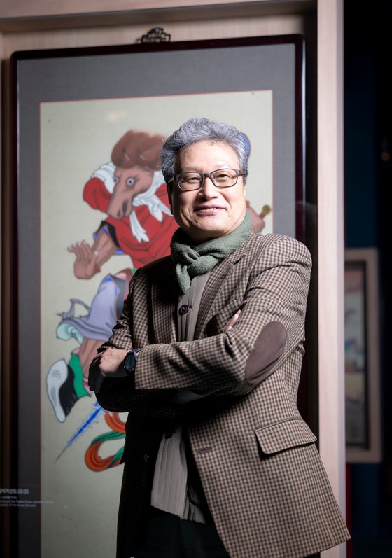 국립민속박물관에서 진행 중인 '말(馬)들이 많네-일상 속 말' 전시장 십이지신도 앞에 선 천진기 국가유산청 무형유산위원회장.최영재 기자