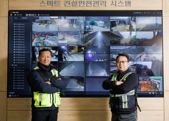 백규상 단장(오른쪽).김정훈 기자