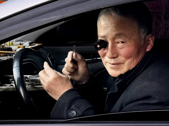 정재섭 명품 시계 수리 전문가.김홍준 기자